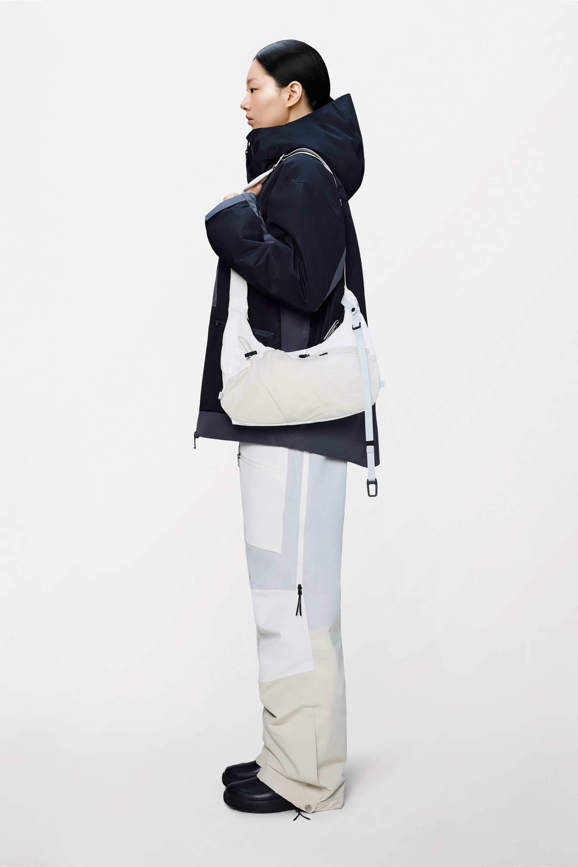 RAINS Niseko Crossbody Bag Blizzard 18L H19.50 x D10 x W36 cm Crossbody