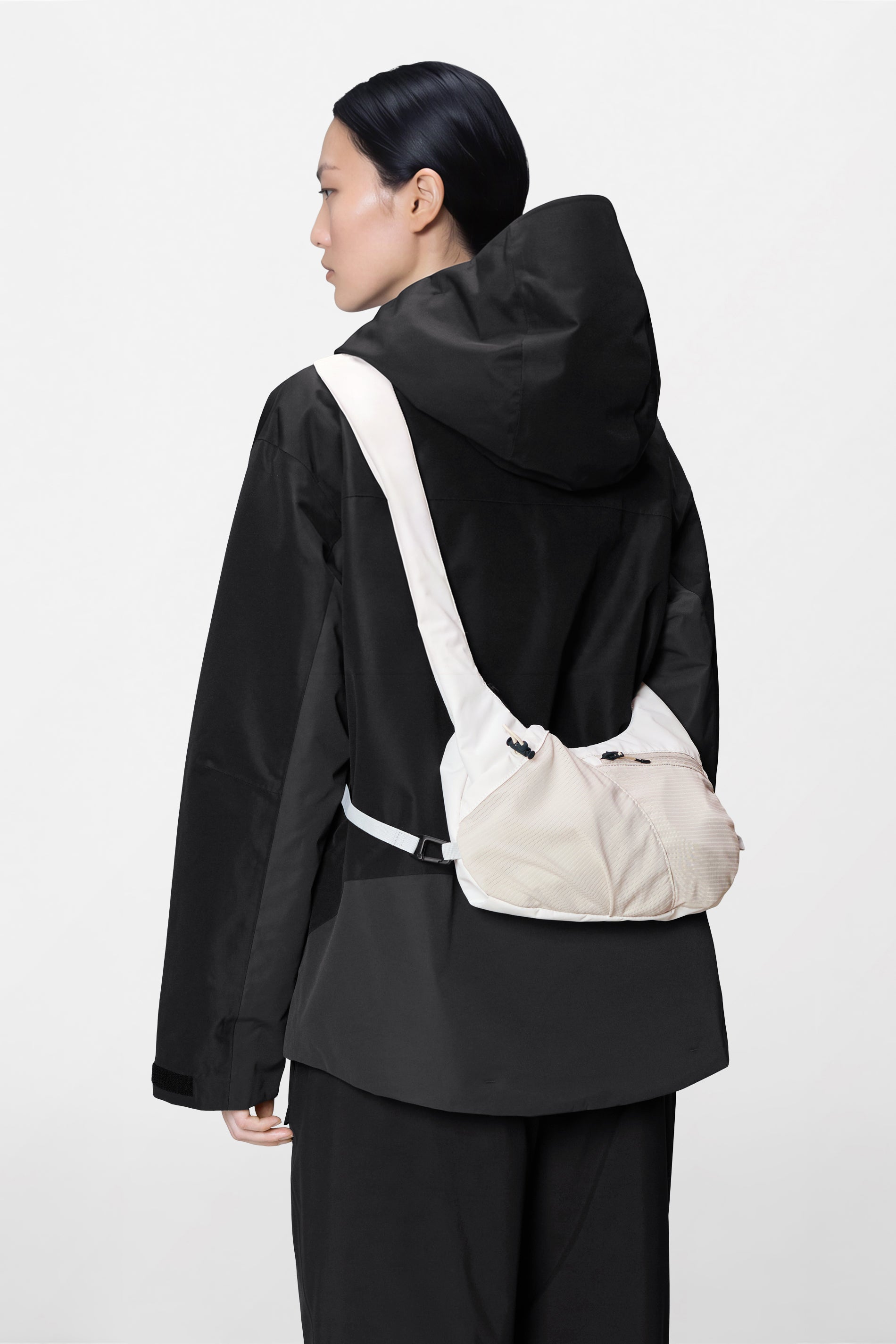 RAINS Niseko Crossbody Bag Blizzard 18L H19.50 x D10 x W36 cm Crossbody